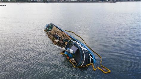 Penampakan Kapal Kargo Yang Jadi Korban Tabrakan Di Teluk Manila