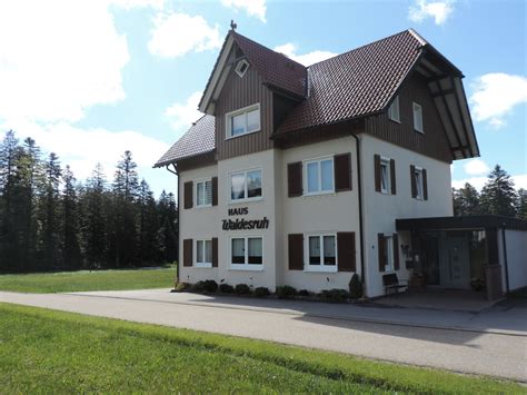 This hotel is characterised by its tranquil woodside location and marvellous view of the chiemgau alps. Haus Waldesruh • Ferienwohnung » outdooractive.com