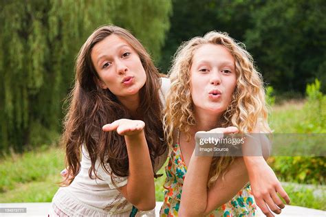 Deux Jeunes Filles À La Campagne Simplifier Photo Getty Images