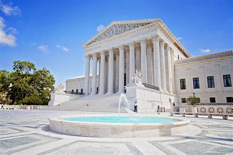 Fileunited States Supreme Court Building On A Clear Day