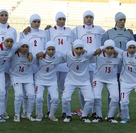 Iranische frauen haben etwas exotisches und mysteriöses an sich. Fußball: Im Frauen-Nationalteam des Iran spielen acht ...