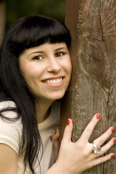 Mädchen Das Hinter Einem Baum Sich Versteckt Stockfoto Bild Von Fell Konzept 6138162