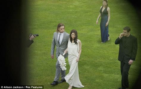 Angelina Jolie And Brad Pitt Wedding Pictures We Spy On The Nuptials Of Brangelina Daily Mail