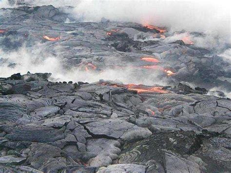 Hawaii Big Island Volcano Lava Is Threatening Homes Business Insider