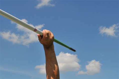 Heptathlon (έπταθλο)) ist eine olympische leichtathletikdisziplin der frauen, die als zweitägiger wettbewerb und in der heutigen form seit 1981 ausgetragen wird. ᐅ Siebenkampf - Disziplinen und Regeln