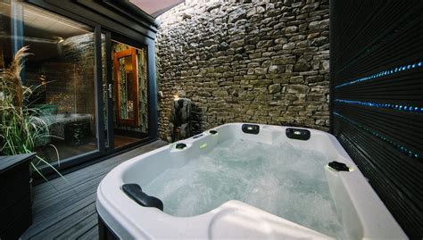 Take A Dip In Your Own Private Hot Tub Places To Stay Absoluxe