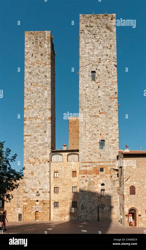 torri dei salvucci twin towers ot torri gemelle at piazza del duomo san gimignano tuscany