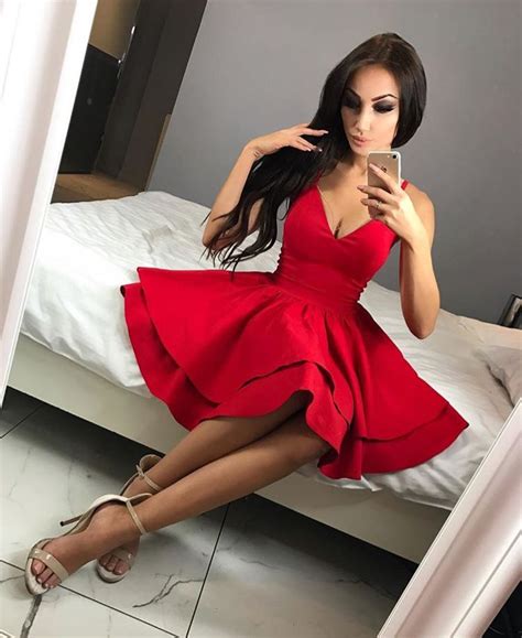 Kurzes mehrfarbiges kleid mit pailletten, kurzen ärmeln und reißverschluss hinten. Pin von Alessia auf Clothing | Kurzes ballkleid, Ballkleid ...