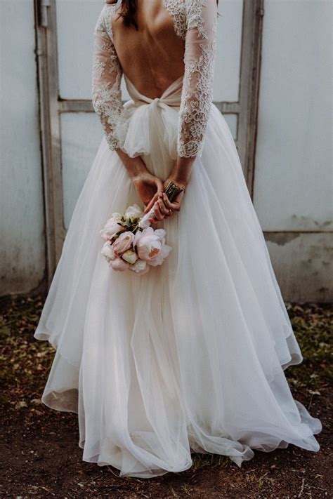 Kleidung aus seide oder satin war damals typisch. Brautrock aus Seiden-Organza und Bluse aus edler Spitze ...