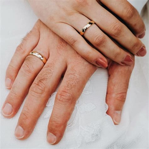 4 Actionable Tips For Wearing Engagement Ring After Wedding A Fashion