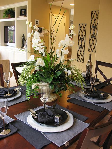 There's nothing like a centerpiece of fresh flowers! Easy and Essential Dining Table Centerpieces