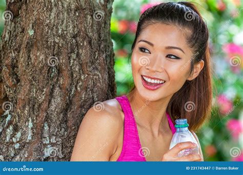 Jeune Chinoise Asiatique Boit Une Bouteille D Eau En Faisant De L Exercice L Ext Rieur Image