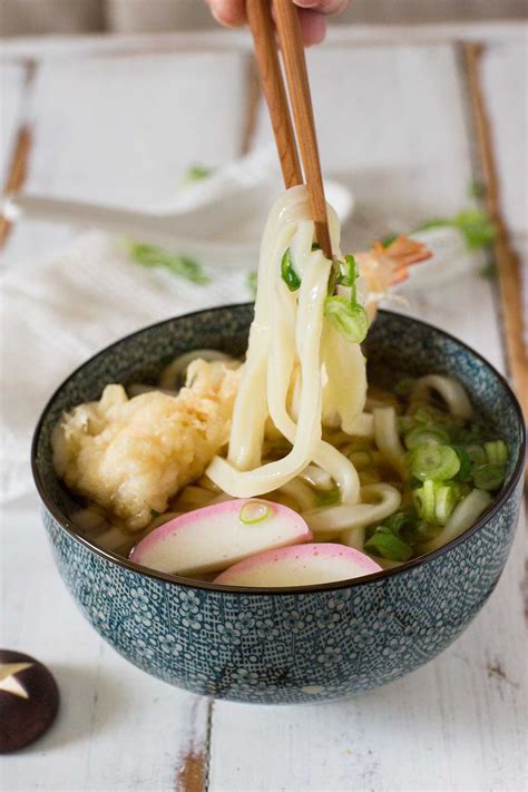 Eğer hafif akışkan ama kullandığınız malzemeyi tamamen kaplayan bir yoğunlukta ise tempura hamurunuz hazır demektir. Tempura Udon 天婦羅うどん | Chopstick Chronicles