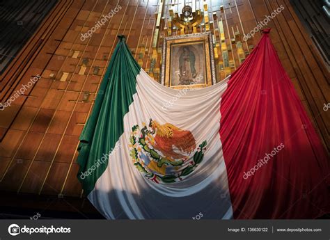 Imagen De La Virgen De Guadalupe Y Una Bandera Mexicana En El Basilio