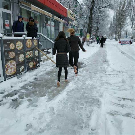 Босоногий образ жизни зимой 2 In 2020 Barefoot Bare Snow