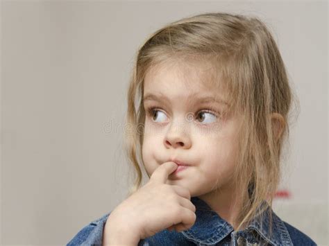 A Menina De Quatro Anos Com Um Dedo No Olhar Da Boca Saiu Imagem De Stock Imagem De Boca