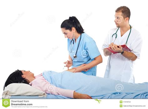 Ayudar al paciente con artículos personales, a retirar ropa. La Enfermera Inyecta Al Paciente De La Mujer En Cama Foto de archivo - Imagen de salud, hombre ...