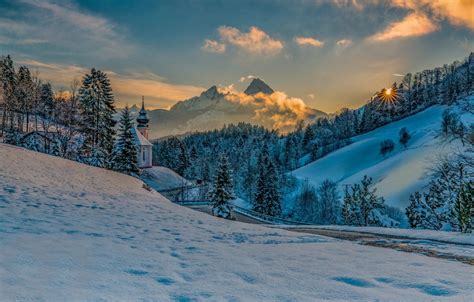 Обои зима дорога солнце лучи снег деревья пейзаж закат горы природа холмы Бавария
