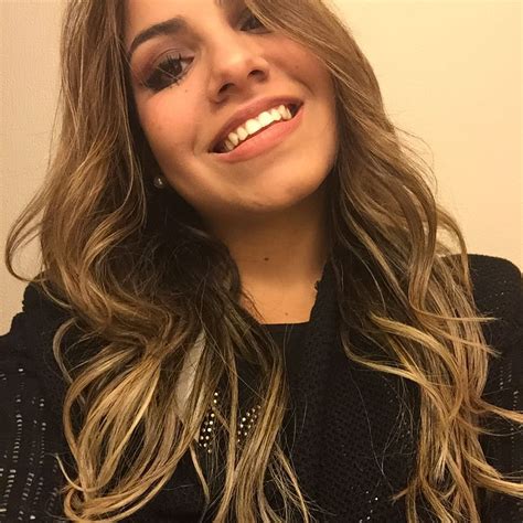 Olho para o alto, então vem o socorro, sim! Gabriela Rocha de Sinclaire Motha | Cabelo, Cantores ...