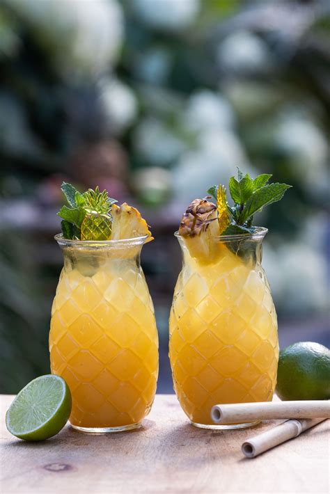 Rum Swizzle tropische cocktail met rum en ananas