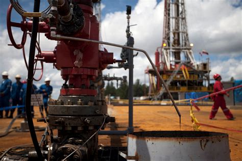 Focus How Venezuela Pulled Its Oil Production Out Of A Tailspin Reuters