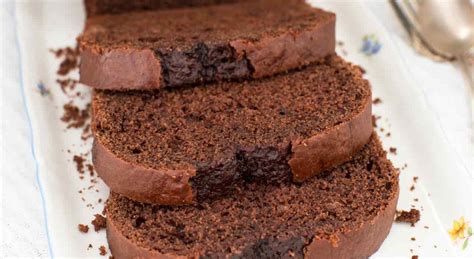 Dei golosi dolcetti ideali da gustare a colazione, a merenda e nelle occasioni speciali. Il plumcake al cioccolato senza uova e burro, un dolce ...