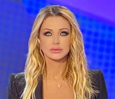 She has been active on rai since the 1990s, hosting its main sports programs such as la domenica sportiva  and 90º minuto Avete mai visto Paola Ferrari senza trucco? Ecco la famosa ...