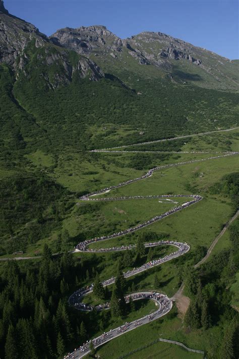 Präsentiert von ihrem urlaubsportal suedtirol.com. File:Maratona dles Dolomites - Pordoi Pass.jpg - Wikimedia ...
