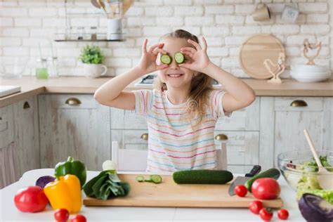 Ładnej Dziewczyny Płuczkowi Warzywa Przed Jeść W Kuchni Obraz Stock Obraz złożonej z samotnie