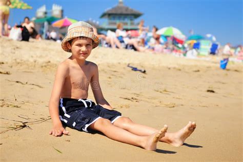 Junge Auf Dem Strand Stockfoto Bild Von Leute Zicklein