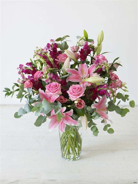 Sep 17, 2021 · create a chic arrangement by cutting the stems short, so flowers fall just above the rim of the vase in a mound that is low and compact. 14 Perfect Flowers In Round Vase | Decorative vase Ideas