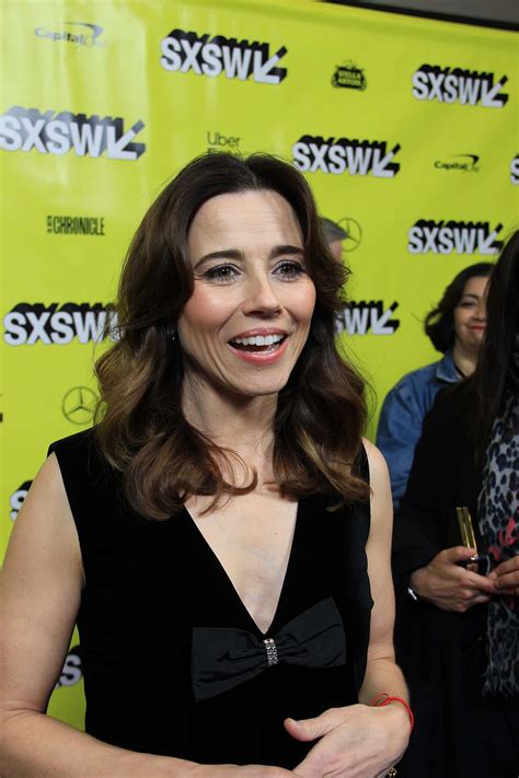 Download Hollywood Actress Linda Cardellini Radiant In Casual Chic