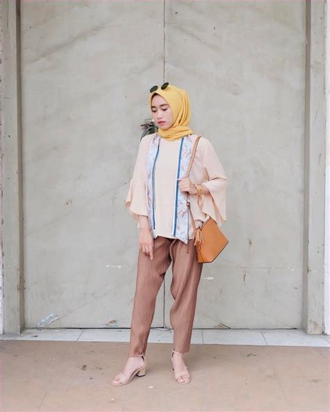 Yuk kepoin deh instagram @antikarinfani. Outfit Hijab Segiempat Ala Selebgram Terbaru | Gaya hijab, Casual hijab outfit, Perlengkapan hijab