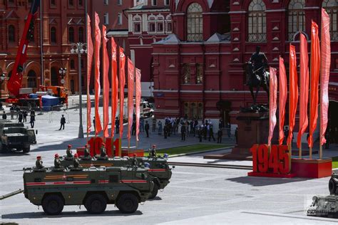 Человек и было задействовано 190 единиц военной по завершении парада российский лидер возложил венок к вечному огню у могилы неизвестного солдата в александровском саду. В Москве проходит парад Победы - ИА REGNUM