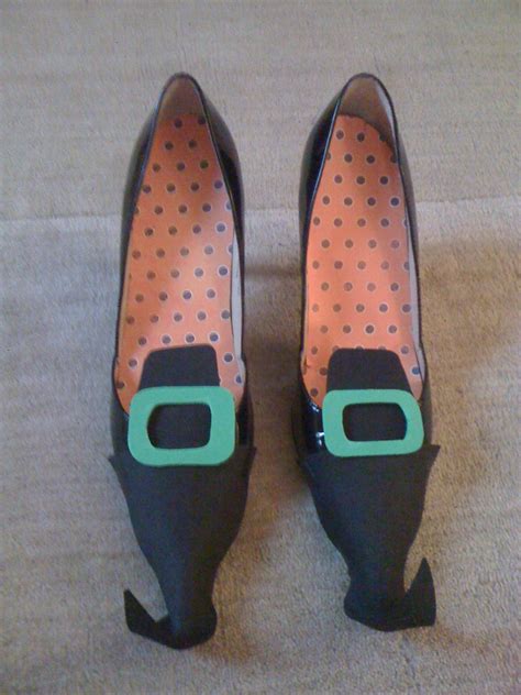 Easy diy witches shoes with free printable templates! elle and kate: DIY ENTRY #30 Witch Shoes (props)