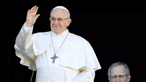 Yiyi this is a retouched picture , which means that it has been digitally altered from its original version. El papa Francisco analizaría volver al país en 2021