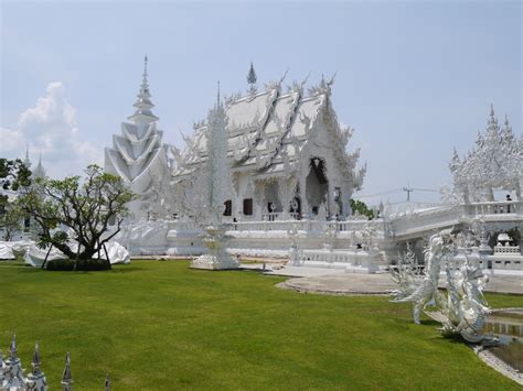 Includes the blue temple, white temple, black house, wat klang wiang, wat hyua pla kang and wat phra kaew plus others! The White Temple (Wat Rong Khun), Chiang Rai - Renegade ...