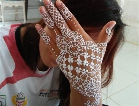 She's been working as a henna artist for the last few years, and she's enjoying every minute of it! motif henna tangan putih | Desain henna, Henna, Tato henna