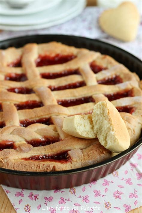In questo caso si parte montando uova, zucchero e aromi a scelta, fino ad ottenere un composto cremoso, poi si aggiunge l'olio e infine si versa la farina! Crostata alla marmellata senza olio e burro | L'ho fatto ...