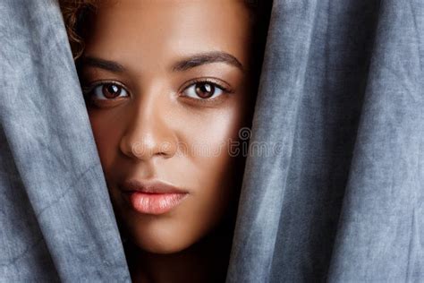 jeune belle pose africaine de fille s enveloppant en tissu gris image stock image du afro