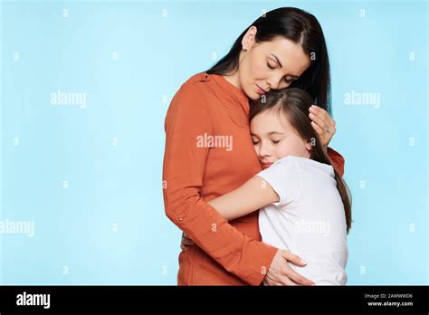 Madre Preocupada Abrazando Y Consolando A Su Hija Joven Concepto De