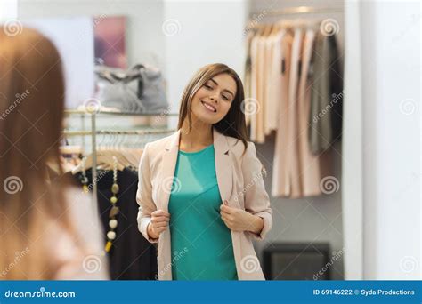 Femme Heureuse Posant Au Miroir Dans Le Magasin D Habillement Photo Stock Image Du Beau Fille