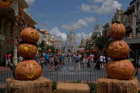 Video Halloween 2017 Decorations And Merchandise Arrive At Magic Kingdom