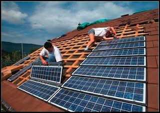 Un panel solar, placa solar o módulo solar es un dispositivo que capta la energía de la radiación solar para su aprovechamiento. paneles solares para casas que producen electricidad