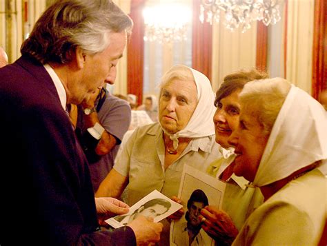 Las madres de plaza de mayo es una asociación argentina formada durante la dictadura de jorge rafael videla con el fin de recuperar con vida a los detenidos desaparecidos, inicialmente, y luego establecer quiénes fueron los responsables de los crímenes de lesa humanidad y promover su. Dwaze Moeders - Wikipedia