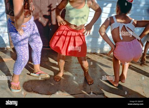 niña cubana bailndo fotografías e imágenes de alta resolución alamy