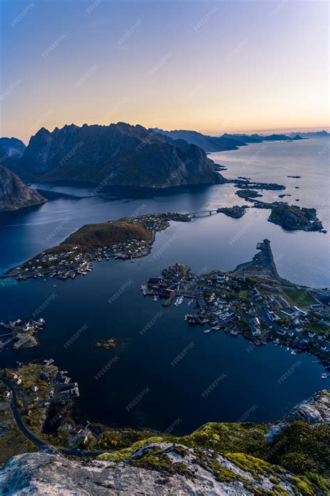ノルウェー、ロフォーテン諸島、レーヌのレーヌブリンゲンの風景 プレミアム写真