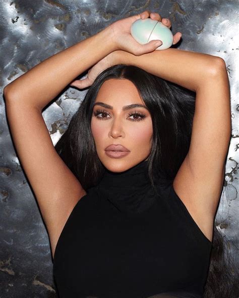 Kim Kardashian And Kourtney Kardashian Show Off Nineties Coolness Artofit