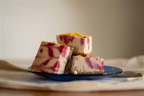 These are the perfect vegan raspberry oatmeal bars and they're made with just 9 simple ingredients and use only one bowl! Raw Vegan Raspberry Swirl Cheesecake Squares Recipe ...