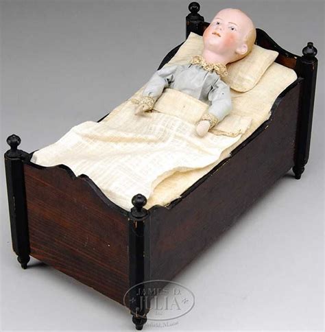 Kindersekt hatte ich sonst immer ab sind mir die flaschen zu groß (bin eh kurz nach 0 uhr im bett) alkoholfreier sekt schmeckt wie eingeschlafene füße; Heubach Gebr. Puppen Mechanische Babypuppe im Bett ...